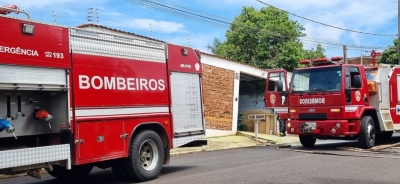 Bombeiros de Ourinhos controlam princípio de incêndio em residência na Vila Mano; VÍDEO