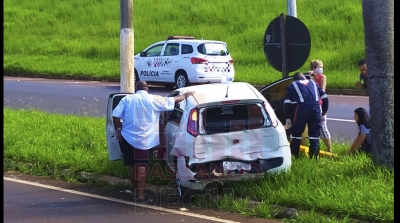 Caminhão bate em carro e uma pessoa fica ferida na rodovia Raposo Tavares em Ourinhos 