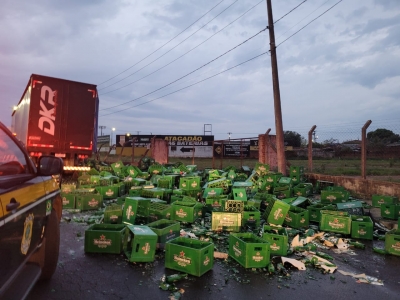 Caixas de cerveja caem de caminhão na BR-153 