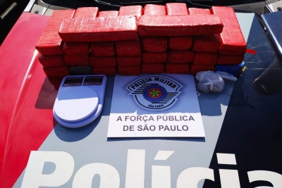 Polícia encontra mais de 20 tijolos de maconha dentro de geladeira em casa após denúncia