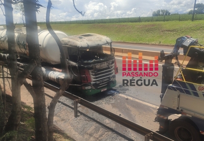 Caminhão pega fogo na Rodovia Raposo Tavares em Salto Grande 