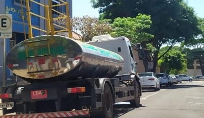 Cena se repete, Prefeitura de Ourinhos fica sem água e apela para caminhão-pipa 