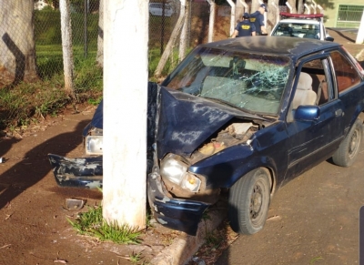 Homem é socorrido após bater carro em poste em Ourinhos