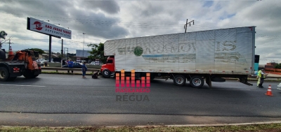 Caminhão quebra na Raposo Tavares em Ourinhos e prejudica o fluxo do trânsito 
