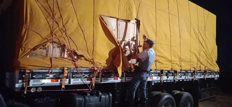 Polícia apreende caminhão com mais de 300 mil maços de cigarros contrabandeados do Paraguai na região 