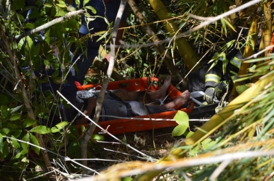 Motorista fica quase 12h preso às ferragens após carro cair em bambuzal na região