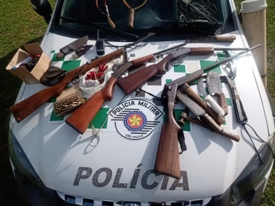 PM Ambiental apreende 15 armas de fogo e detém sete pessoas suspeitas de envolvimento com caça ilegal em Timburi