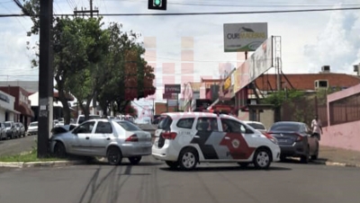 Colisão entre dois carros deixa uma pessoa ferida em Ourinhos 