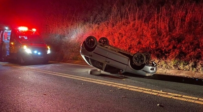 Motorista é socorrido após carro capotar em rodovia na região