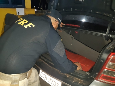 Casal é preso pela PRF com veículo recheado de maconha na BR-153 em Ourinhos 