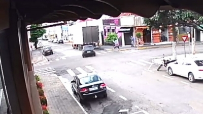 Motociclista fica gravemente ferido após bater em carro em Santo Antônio da Platina