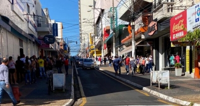 Marília reabre comércio com grande movimentação no centro da cidade 
