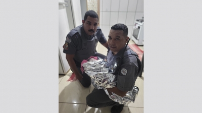 Policiais militares ajudam mãe em parto emergencial em casa em Ourinhos 