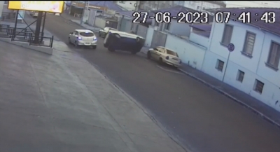 Fiat Uno colide com carro estacionado e tomba em Santa Cruz do Rio Pardo