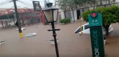 Temporal deixa veículos submersos e comércios alagados em Avaré; Vídeo