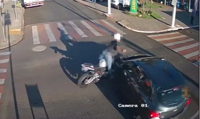 Vídeo mostra motociclista sendo arremessado após colidir com carro no centro de Ourinhos