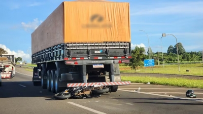 Motociclista morre após bater na traseira de carreta em rodovia na região 