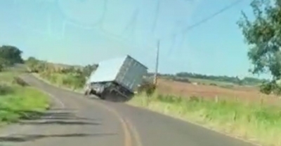 Caminhão com ovos tomba em vicinal na região; vídeo