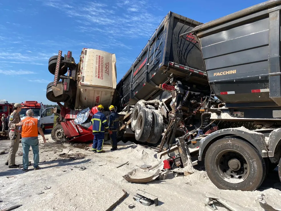 Batida traseira entre caminhões deixa um morto e dois feridos no norte do Paraná 