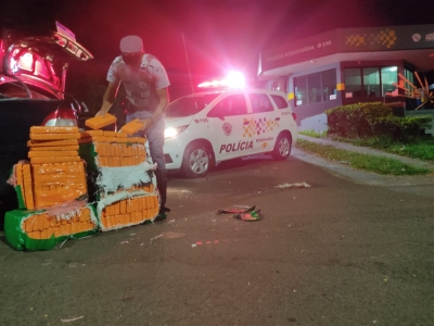 Polícia apreende mais de 127 quilos de maconha em veículo com casal e criança de 2 anos em Palmital 