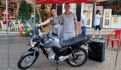 Funcionária das Lojas Cem de Ourinhos ganha moto 0km no sorteio de Aniversário do Sincomerciários 