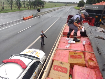 Polícia Rodoviária apreende 330 mil maços de cigarros contrabandeados em Ourinhos 