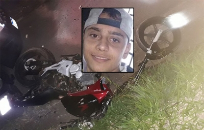 Jovem morre ao bater moto na traseira de caminhão em rodovia da região