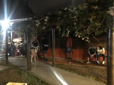 Festa clandestina em chácara na região de ex-jogador do Internacional é interrompida