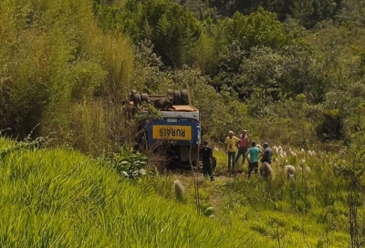 Acidente com ônibus rural deixa trabalhadores feridos em vicinal na região; um morreu