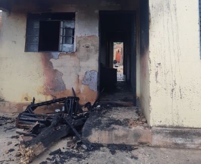 Homem é preso suspeito de tentar estrangular a mulher e atear fogo na casa dela na região 