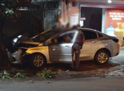 Carro bate em árvore em Ourinhos 