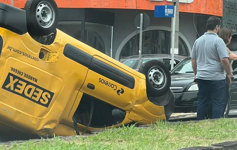 Veículo dos Correios capota após ser atingido por carro em avenida na região 