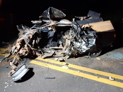 Jovem morre após bater o carro em outro veículo na região