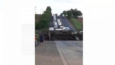 Caminhão tomba na SP-270 e causa interdição 