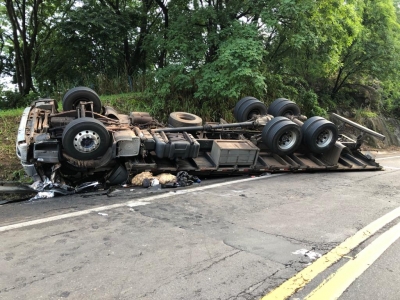 Motorista morre ao capotar caminhão carregado de batatas na BR-153 