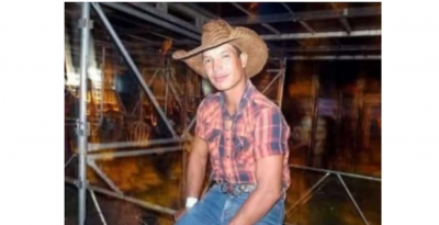 Corpo de peão que morreu após cair e ser pisoteado por touro durante prova de rodeio é sepultado no interior de SP
