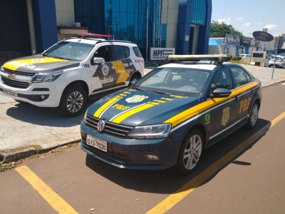 Colisão entre carro e caminhonete deixa duas pessoas feridas na BR-153 