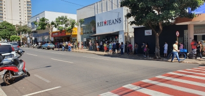 Caixa paga abono salarial para nascidos de março a junho