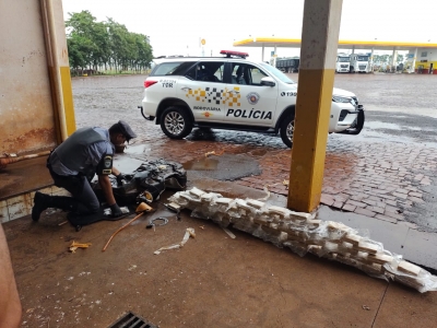 Policiais rodoviários encontram 63 tabletes de maconha escondidos em tanque de combustível de veículo fiscalizado na Raposo Tavares