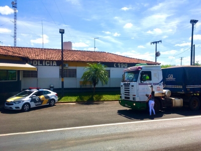 Caminhoneiros recebem kit lanche em Ourinhos nesta quinta-feira, 2