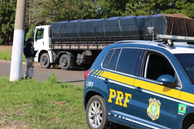 PRF aborda caminhão com contrabando de cigarros em Ourinhos 