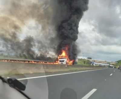 Carreta pega fogo e trânsito é interditado em rodovia na região 