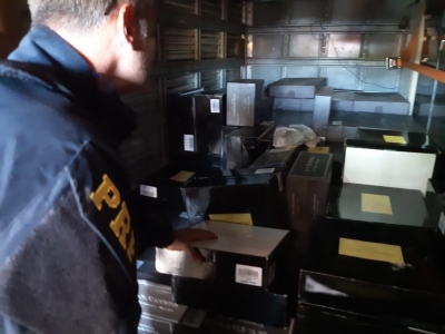 Polícia apreende carga com mais de 2 mil garrafas de vinho argentino sem nota fiscal na BR-153