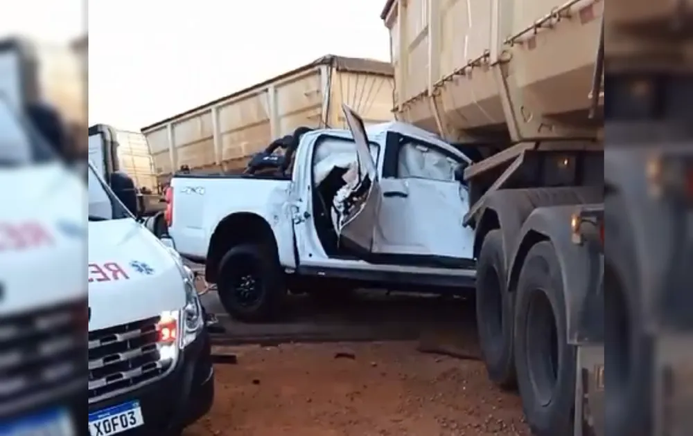 Motorista fica ferido após acidente entre caminhonete e carreta bitrem na SP-284