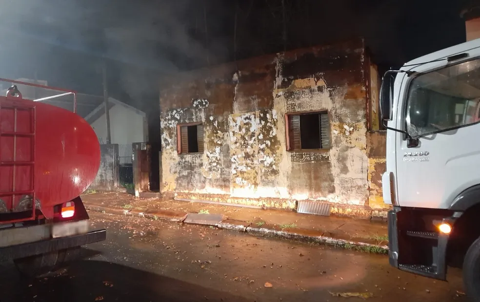 Incêndio em casa abandonada é controlado pelo Corpo de Bombeiros em Manduri