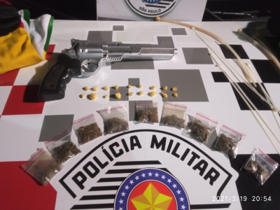 Catador de materiais recicláveis é preso com crack, maconha e arma de brinquedo em Ourinhos 