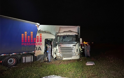 Carretas batem de frente na BR-153 em Ourinhos; um motorista ficou ferido 