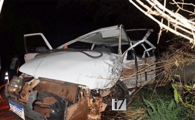 Veículos colidem durante ultrapassagem em rodovia da região e uma pessoa fica presa nas ferragens 