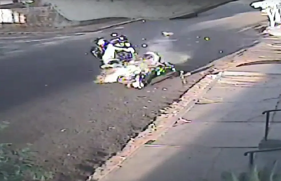 Vídeo: motociclista acerta em cheio outra moto que fazia conversão em cruzamento da região; uma das vítimas morreu