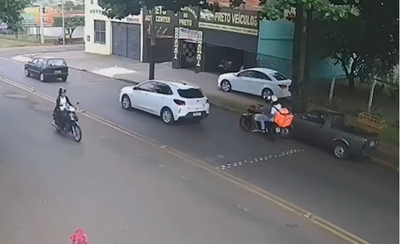 Vídeo: câmera flagra acidente entre carro e moto em Ourinhos
